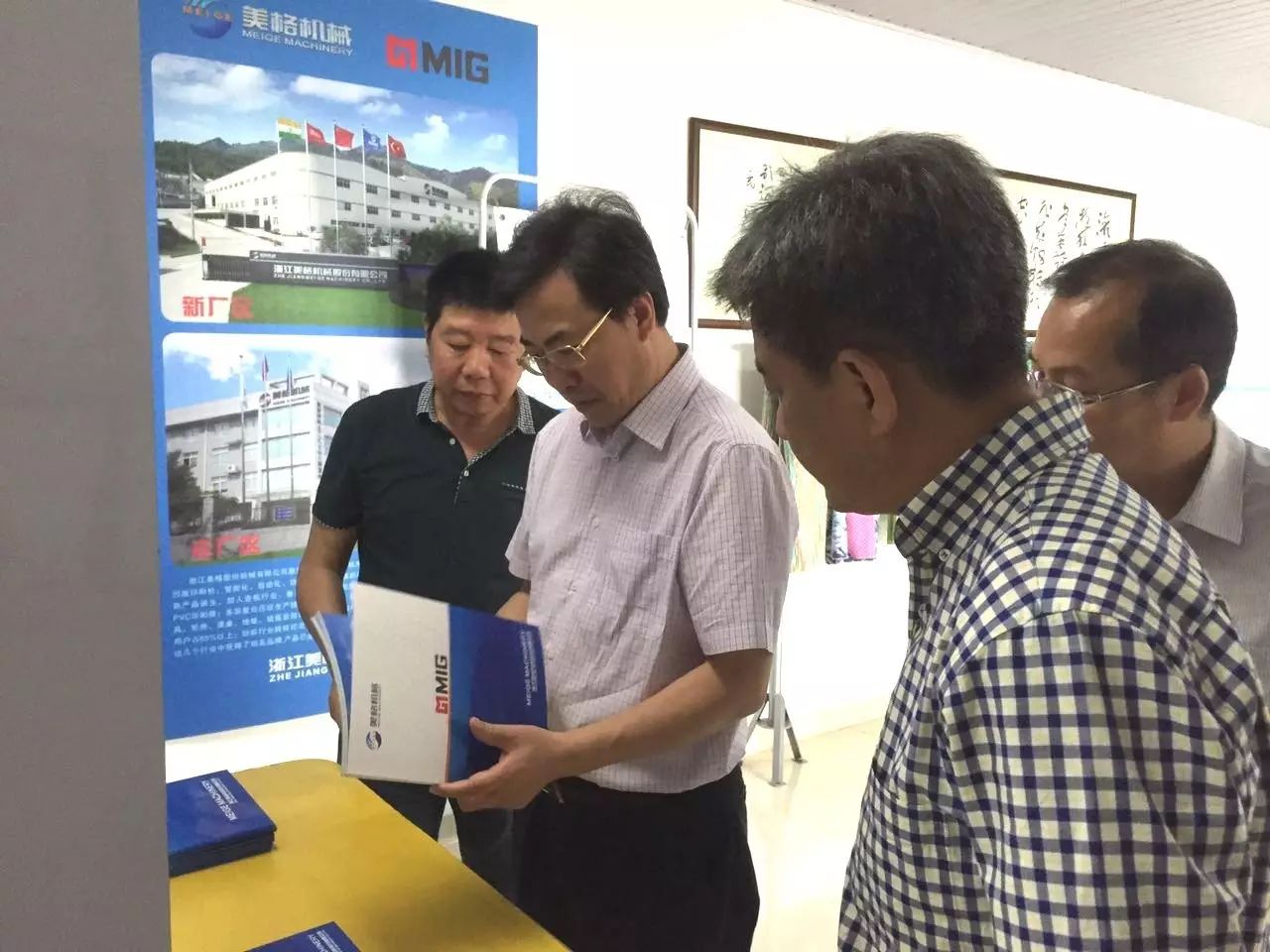 El director Hong Qinghua de la Comisión Municipal de Economía y Tecnología de la Información de Hangzhou visitó la empresa para realizar investigaciones.
