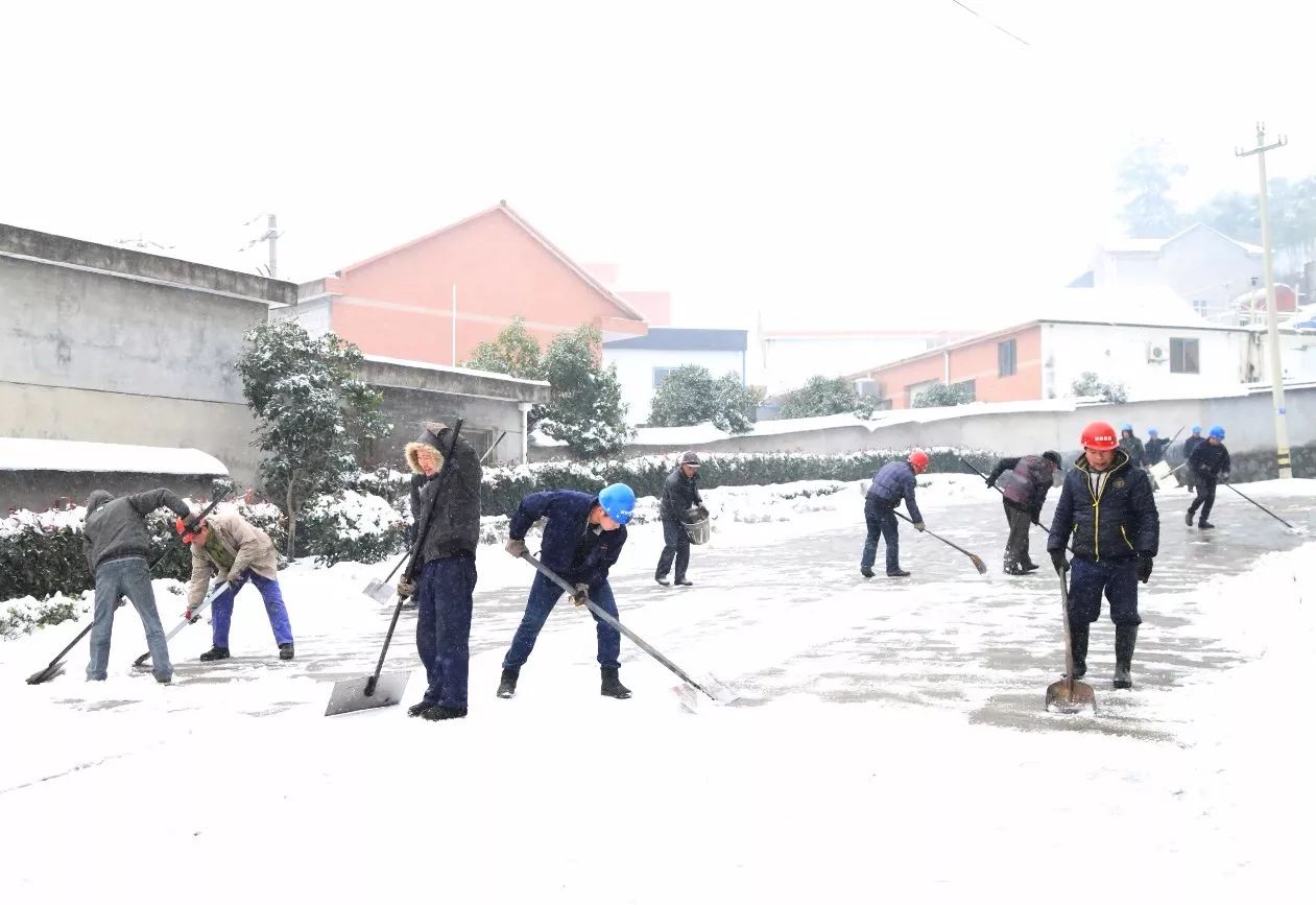 Unidos para barrer la nieve y retirar el hielo para garantizar la seguridad