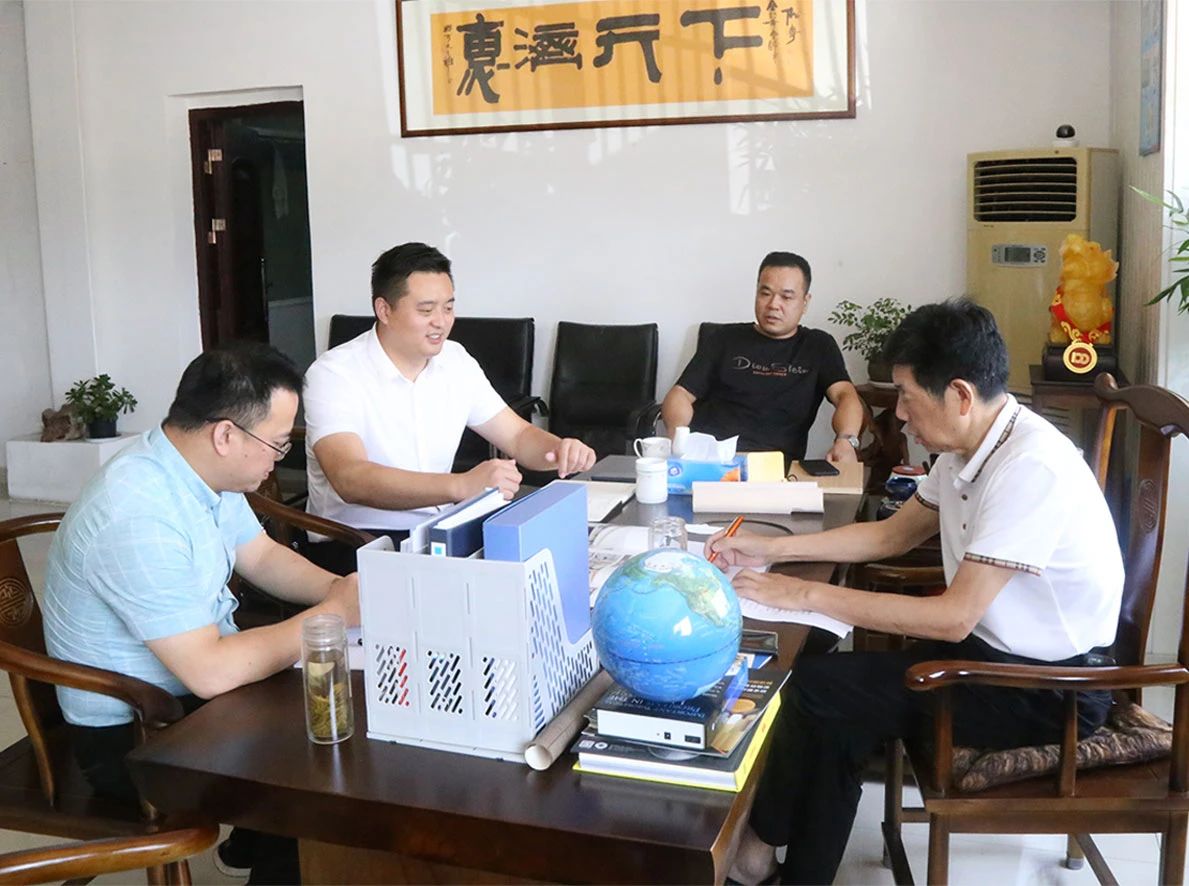 Xu Yang, subdirector de la Oficina de Promoción de Inversiones de la Zona de Desarrollo Económico de Jiangsu Siyang, visitó Zhejiang Meige Machinery para realizar investigaciones e inspecciones.